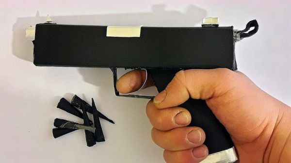 怎么用纸做纸质武器？用纸做武器.