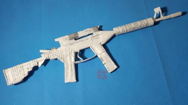 怎么用纸做纸质武器？用纸做武器.