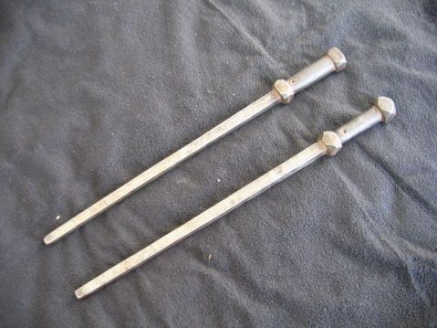 有一种武器，是一个圆柱形的棍子，前端有把手，叫什么啊？棒子武器带把