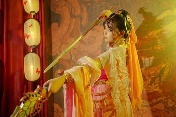 七秀的扇子都有什么颜色？而且，扇子、伞和腰鼓有什么作用？（剑网三七秀橙色武器）