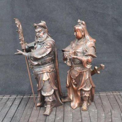 关羽手下手拿紫金锤是谁？（周仓武器是铁锤吗）