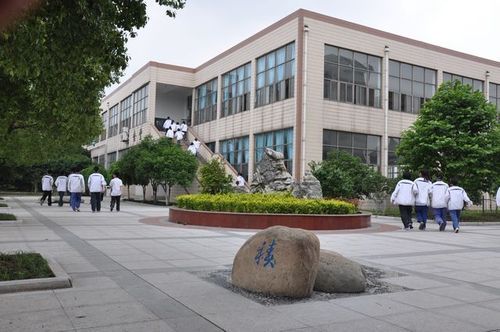 吴江中专好还是盛泽丝绸中专好？（丝绸是哪个门派的武器）