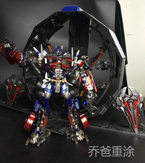 酷变勇者擎天柱怎么样变成车？（擎天柱变形武器库车厢）