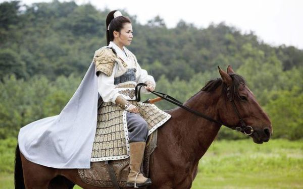 刘涛演骑马戏拿人当马骑演吗？（天龙八部3 武器背着）