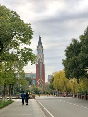 华东政法大学钟楼怎么样？（卓越之剑钟楼武器）