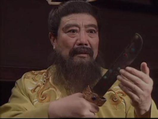 《三国演义》里曹操刺杀董卓用的是什么刀？（老臣的武器）
