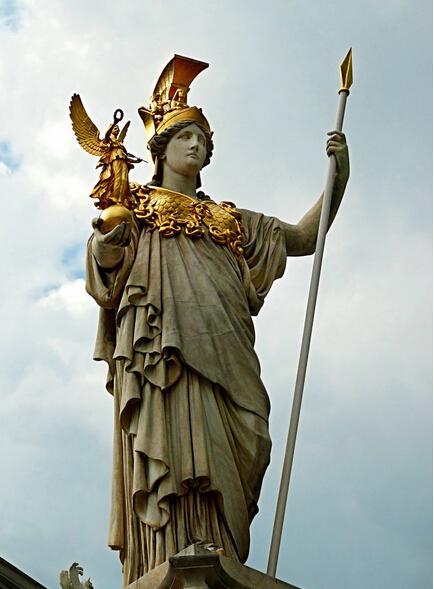 古希腊神话中雅典娜的武器是什么？（雅典娜武器）