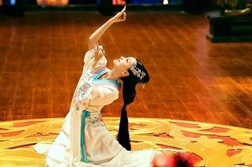 花千骨中的摩严武器？（花千骨手游橙色武器）