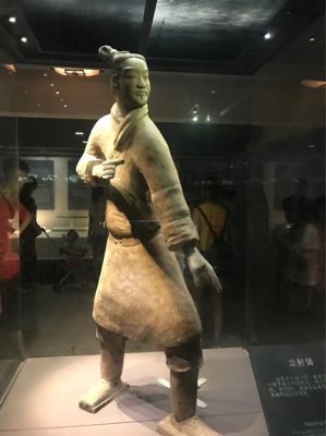 兵马俑兵器被谁拿走了？（手握武器的人们）