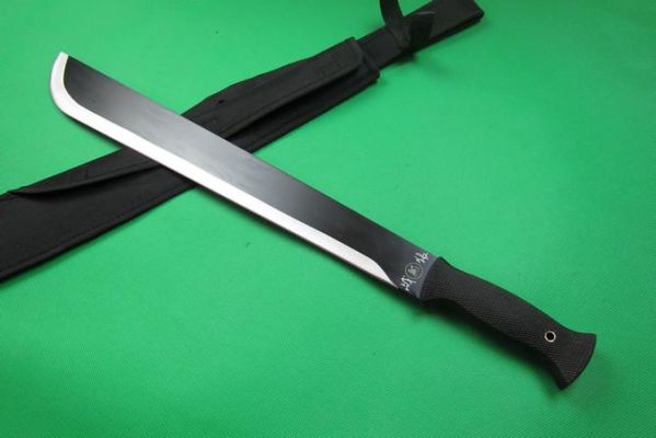 战狼1冷锋用的是什么刀？（战狼武器装备介绍视）