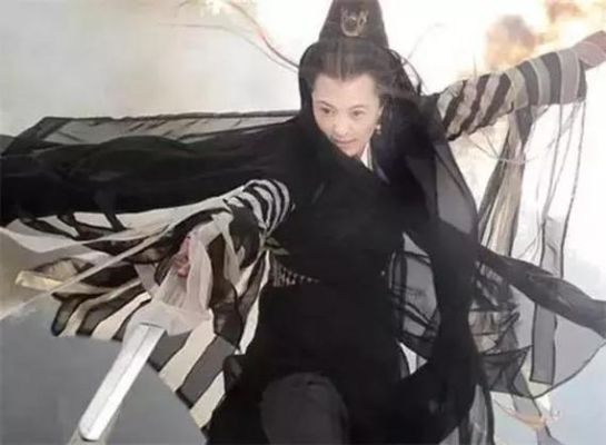 灭绝师太手中拿的是什么兵器？（灭绝师太的武器）