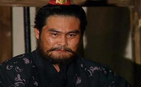 典韦的武器在南阳被偷是哪场战？（贾诩 武器）