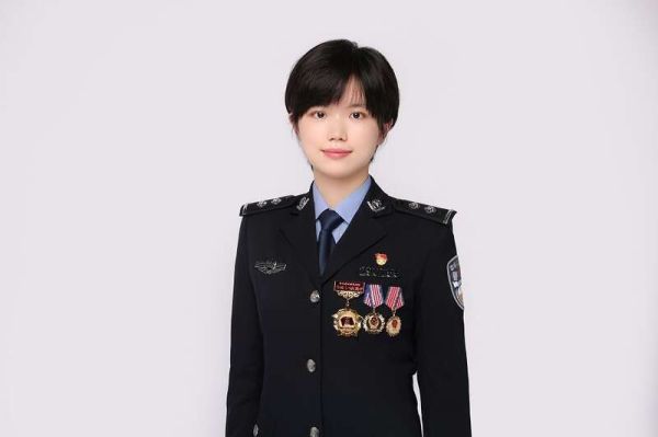 警服的肩章和胸章怎么佩戴？（上古卷轴5 武器佩戴位置）