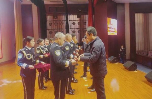 警服的肩章和胸章怎么佩戴？（上古卷轴5 武器佩戴位置）