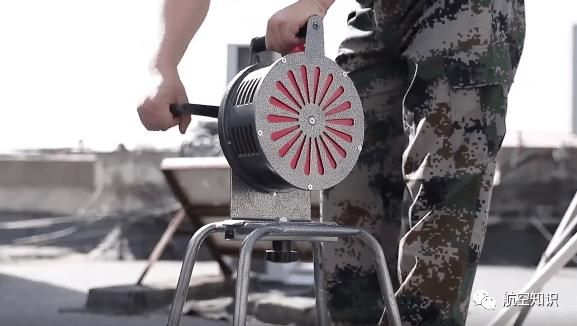 防空警报为什么是手动的？（防空武器的手动）