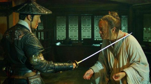 有一部电影讲的是一个古代男人带着一把剑穿越到了现代？（带着武器穿越的电影）