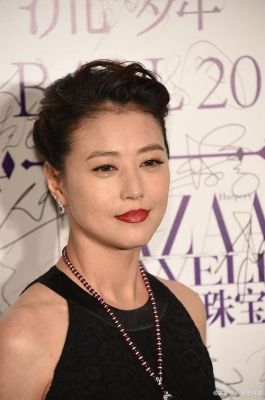 张小英演过什么？（白色长发拿着武器）