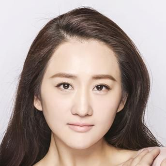 张小英演过什么？（白色长发拿着武器）