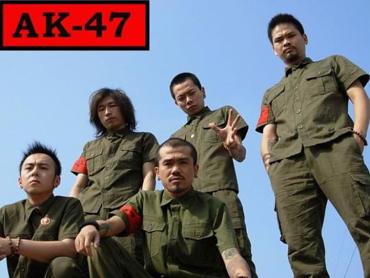 猩猩拿ak47真的假的？（武器之王ak47）