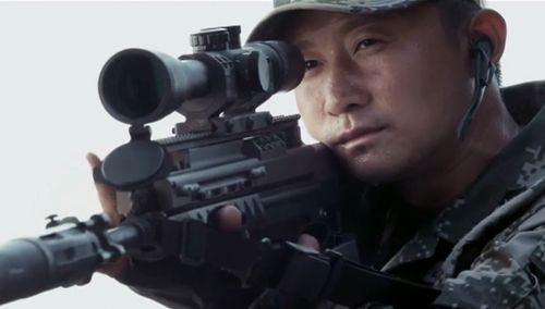 《战狼》里特种兵从腰间拔出一个管子，拧开盖子后发射的武器是什么？（战狼2展现武器）