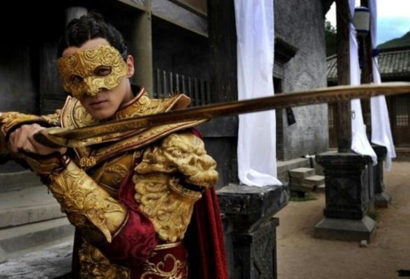 三个铠甲的电视叫什么？（电视里的盔甲武器）