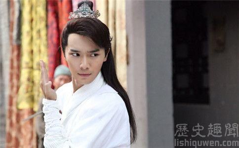 白玉堂的武器到底是什么啊?我看到好几种不同的了:龙鳞淬刃、大夏龙雀、新亭侯？（各种斧子武器图片）