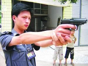 强盗九杆子的别名是什么？（警察对强盗自定义武器）