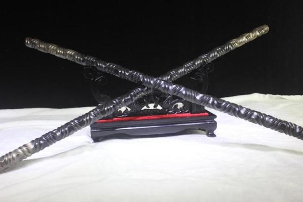 与锏相似的是什么兵器？（双短兵武器叫什么名字）