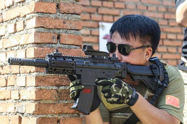 cs真人对抗基地用哪种枪？（cs的近身武器有哪些）