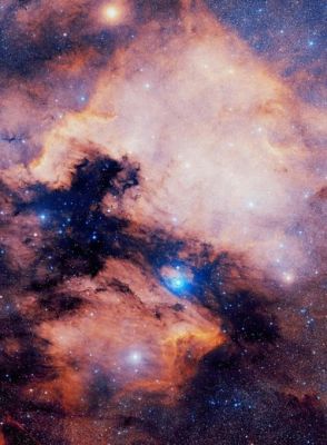 dnfmla600机械臂章附加伤害和星云迷踪套装冲突吗？（星云迷踪配什么武器）