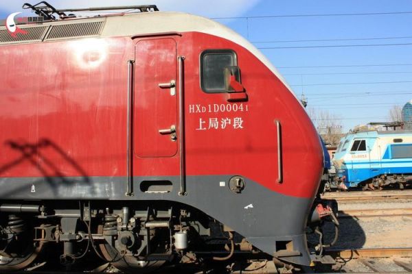 现在大量的HXD3D和HXD1D装备各局，SS8型机车还能服役多少年？（ss8军武器）
